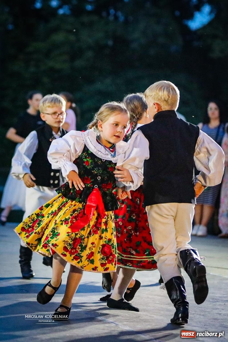 Zdjęcie w galerii na portalu naszraciborz.pl: Raciborska Noc Świętojańska ponownie przyciągnęła mieszkańców do Parku Roth wiadomości z regionu