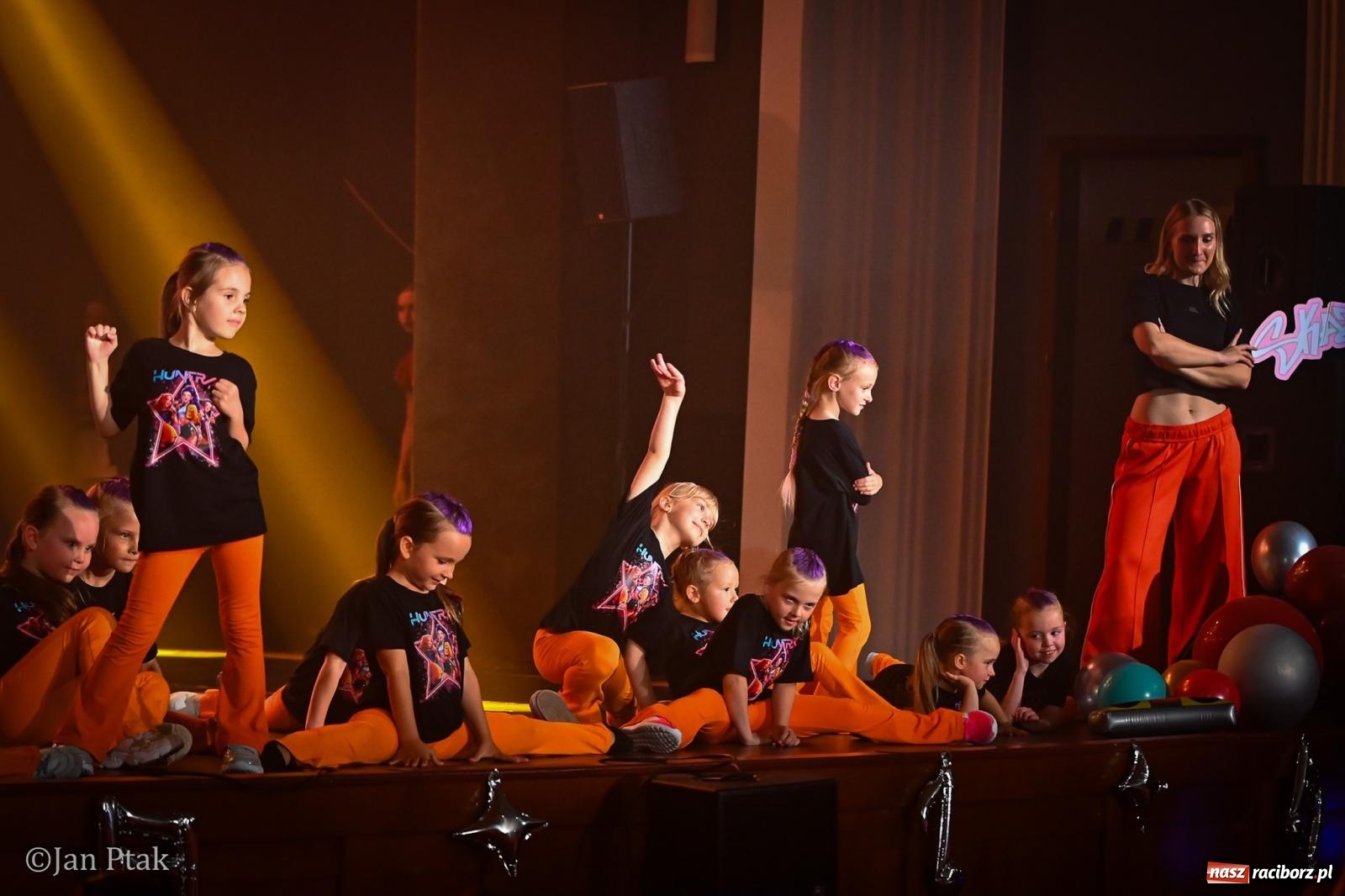 Zdjęcie w galerii na portalu naszraciborz.pl: XV Gala Zespołu Tanecznego SKAZA rozpoczęta. Pierwsza odsłona za nami [FOTO i WIDEO] wiadomości z regionu