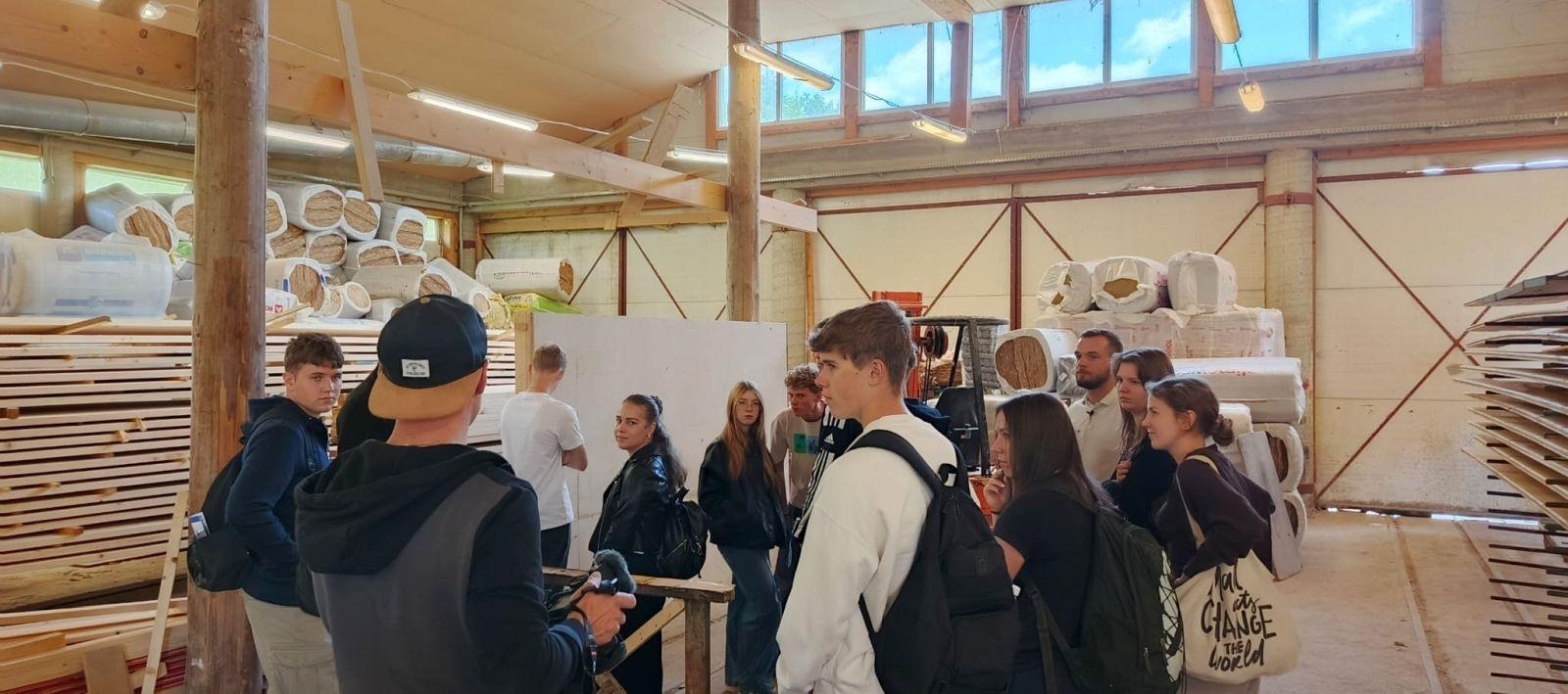 Zdjęcie w galerii na portalu naszraciborz.pl: Wizyta studyjna uczniów Budowlanki-Gastronomika w fabryce domów w Istebnej wiadomości z regionu