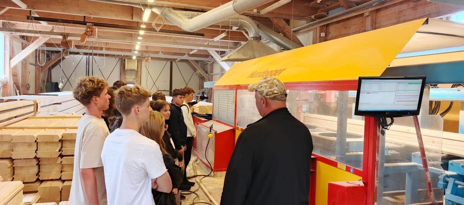 Zdjęcie w galerii na portalu naszraciborz.pl: Wizyta studyjna uczniów Budowlanki-Gastronomika w fabryce domów w Istebnej wiadomości z regionu