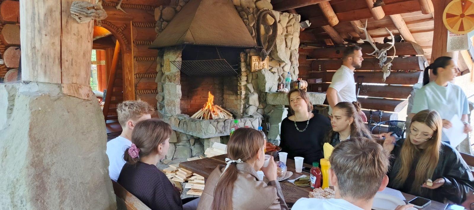 Zdjęcie w galerii na portalu naszraciborz.pl: Wizyta studyjna uczniów Budowlanki-Gastronomika w fabryce domów w Istebnej wiadomości z regionu