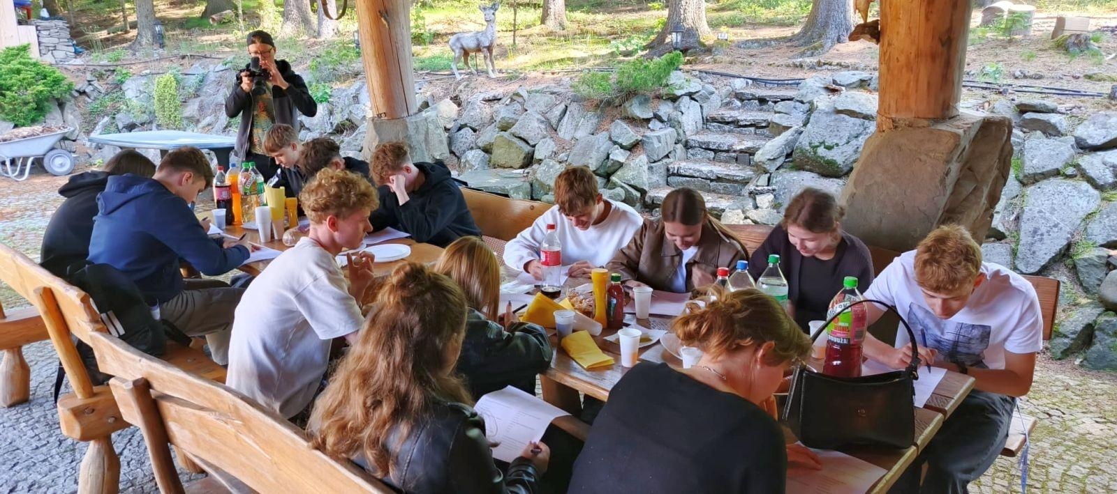 Zdjęcie w galerii na portalu naszraciborz.pl: Wizyta studyjna uczniów Budowlanki-Gastronomika w fabryce domów w Istebnej wiadomości z regionu