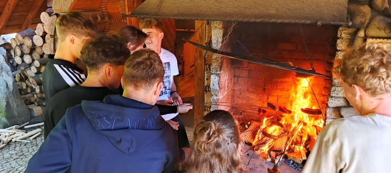 Zdjęcie w galerii na portalu naszraciborz.pl: Wizyta studyjna uczniów Budowlanki-Gastronomika w fabryce domów w Istebnej wiadomości z regionu
