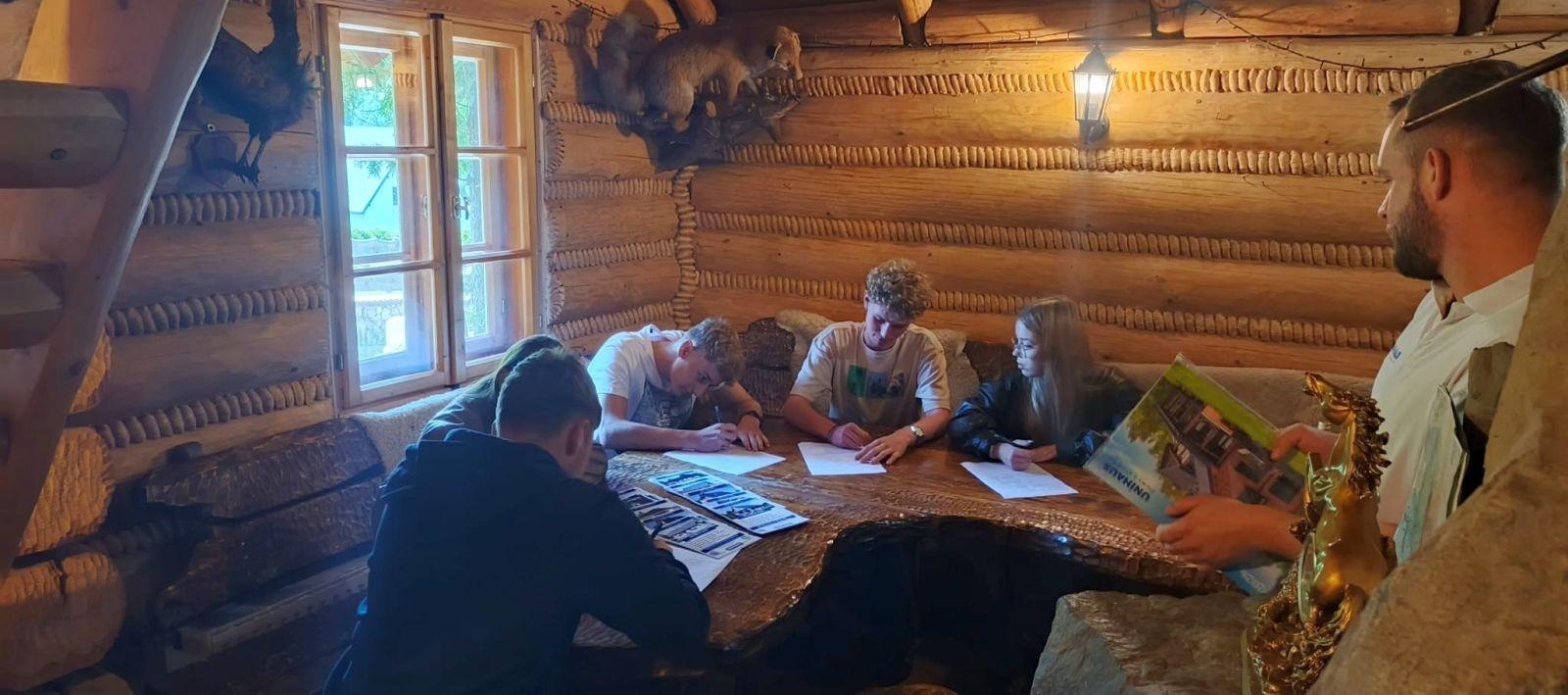 Zdjęcie w galerii na portalu naszraciborz.pl: Wizyta studyjna uczniów Budowlanki-Gastronomika w fabryce domów w Istebnej wiadomości z regionu