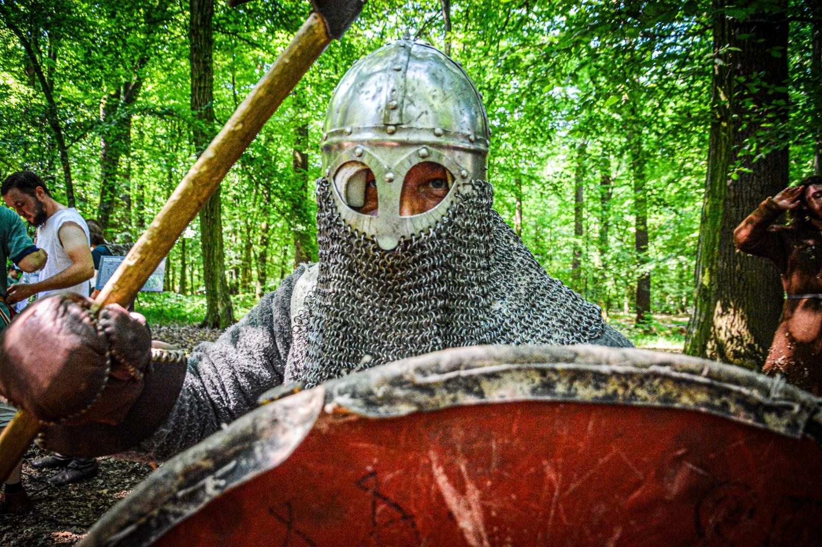 Zdjęcie w galerii na portalu naszraciborz.pl: Średniowiecze ożyło w Raciborzu! Wielka bitwa wojów i klimat dawnych wieków w Arboretum [FOTO i WIDEO] wiadomości z regionu