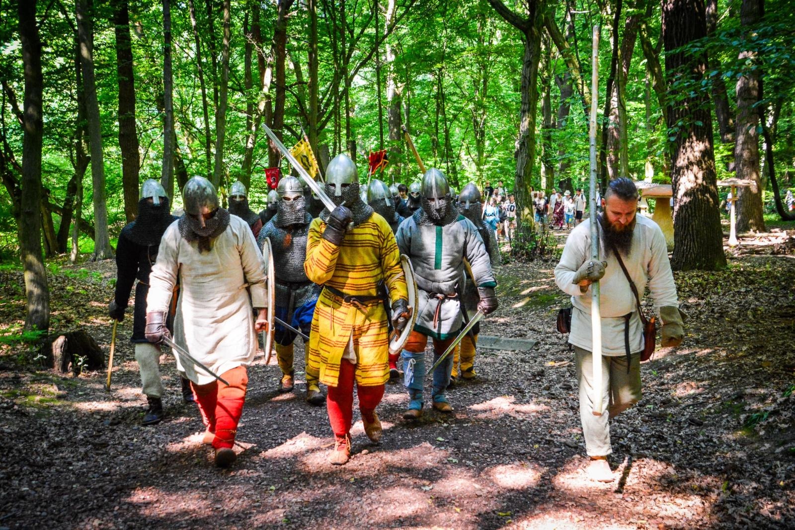 Zdjęcie w galerii na portalu naszraciborz.pl: Średniowiecze ożyło w Raciborzu! Wielka bitwa wojów i klimat dawnych wieków w Arboretum [FOTO i WIDEO] wiadomości z regionu