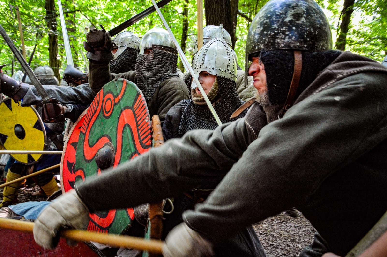 Zdjęcie w galerii na portalu naszraciborz.pl: Średniowiecze ożyło w Raciborzu! Wielka bitwa wojów i klimat dawnych wieków w Arboretum [FOTO i WIDEO] wiadomości z regionu