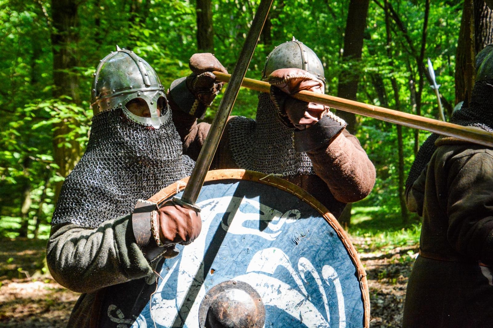 Zdjęcie w galerii na portalu naszraciborz.pl: Średniowiecze ożyło w Raciborzu! Wielka bitwa wojów i klimat dawnych wieków w Arboretum [FOTO i WIDEO] wiadomości z regionu
