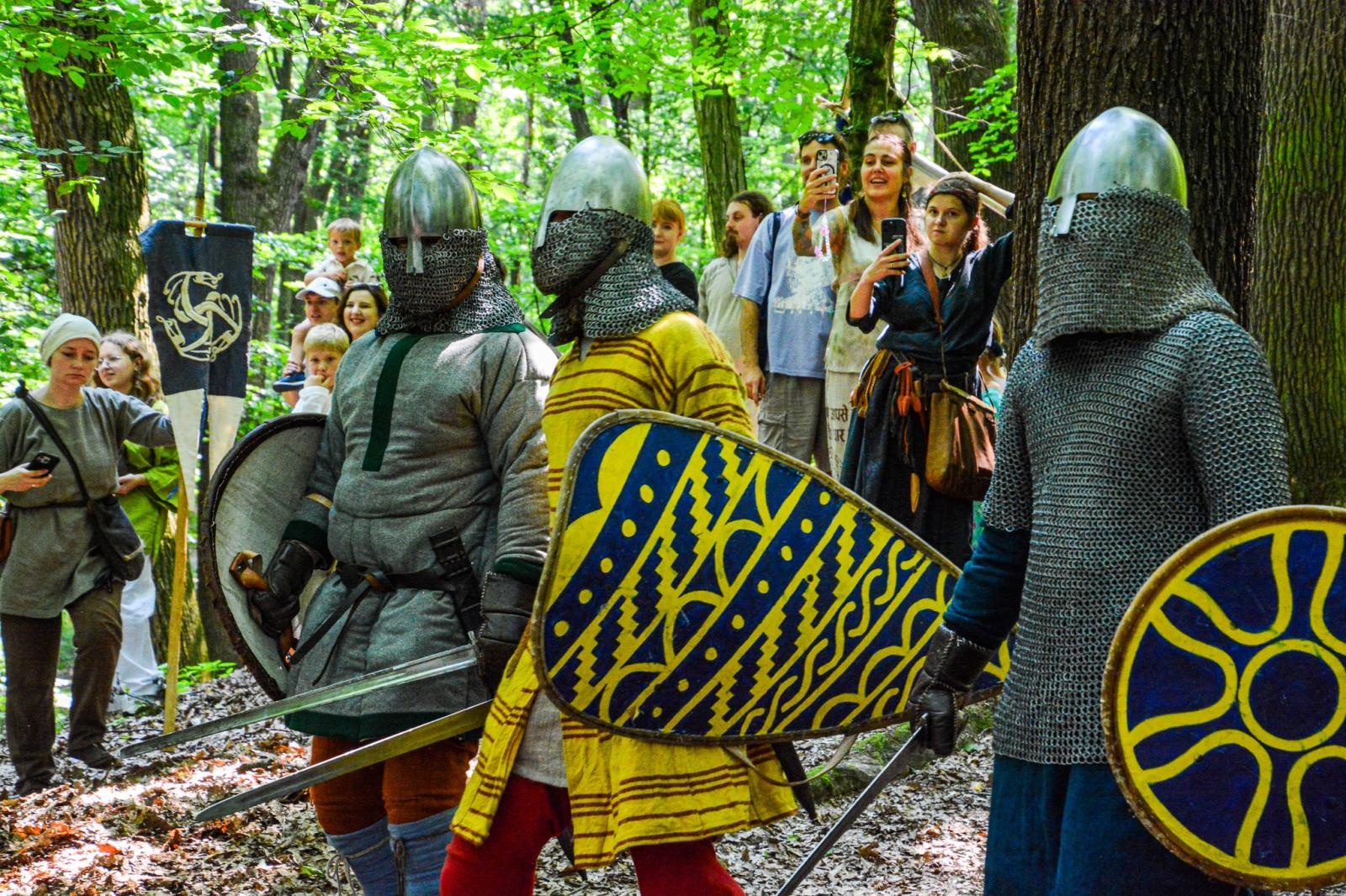 Zdjęcie w galerii na portalu naszraciborz.pl: Średniowiecze ożyło w Raciborzu! Wielka bitwa wojów i klimat dawnych wieków w Arboretum [FOTO i WIDEO] wiadomości z regionu