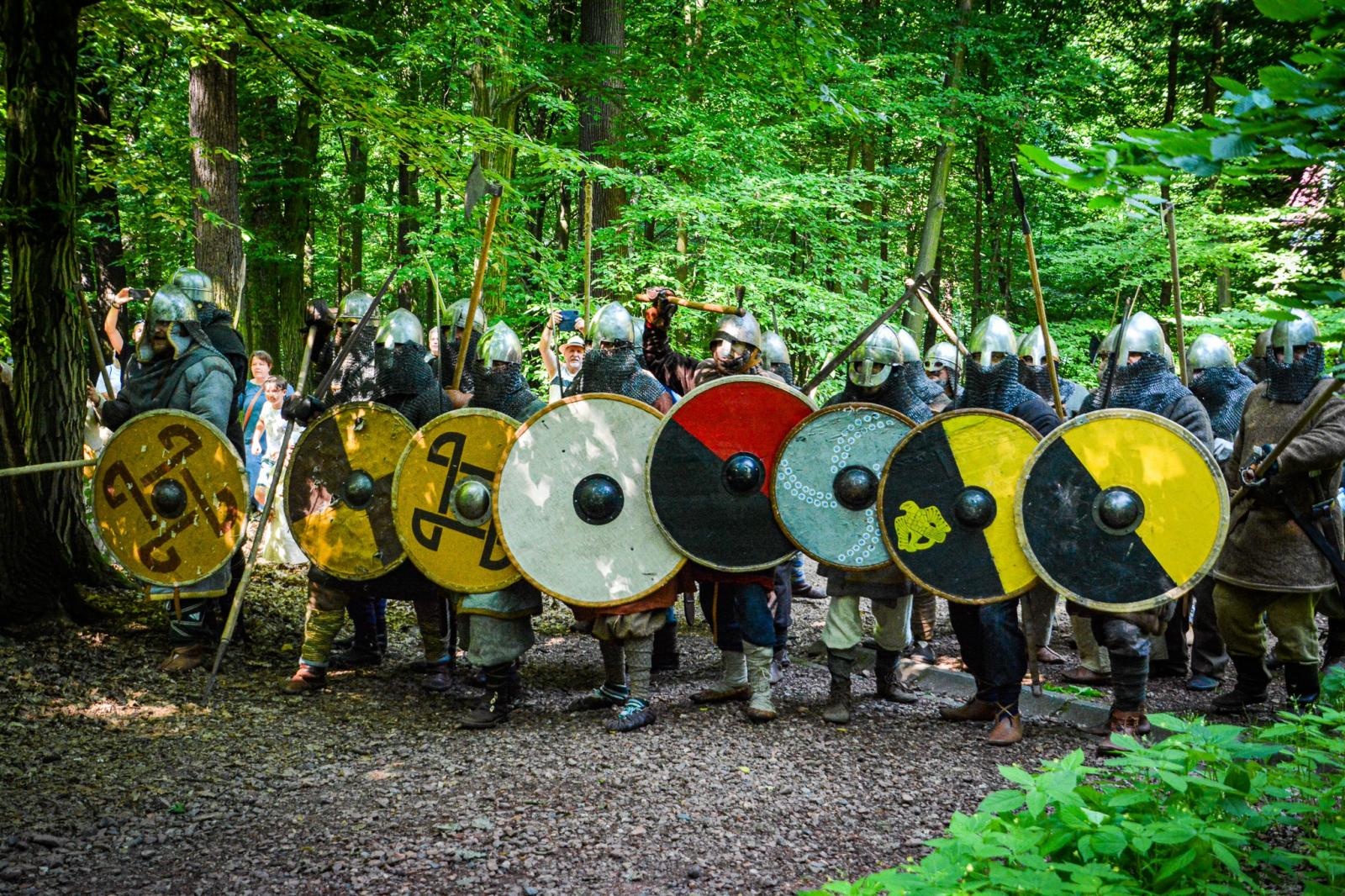 Zdjęcie w galerii na portalu naszraciborz.pl: Średniowiecze ożyło w Raciborzu! Wielka bitwa wojów i klimat dawnych wieków w Arboretum [FOTO i WIDEO] wiadomości z regionu