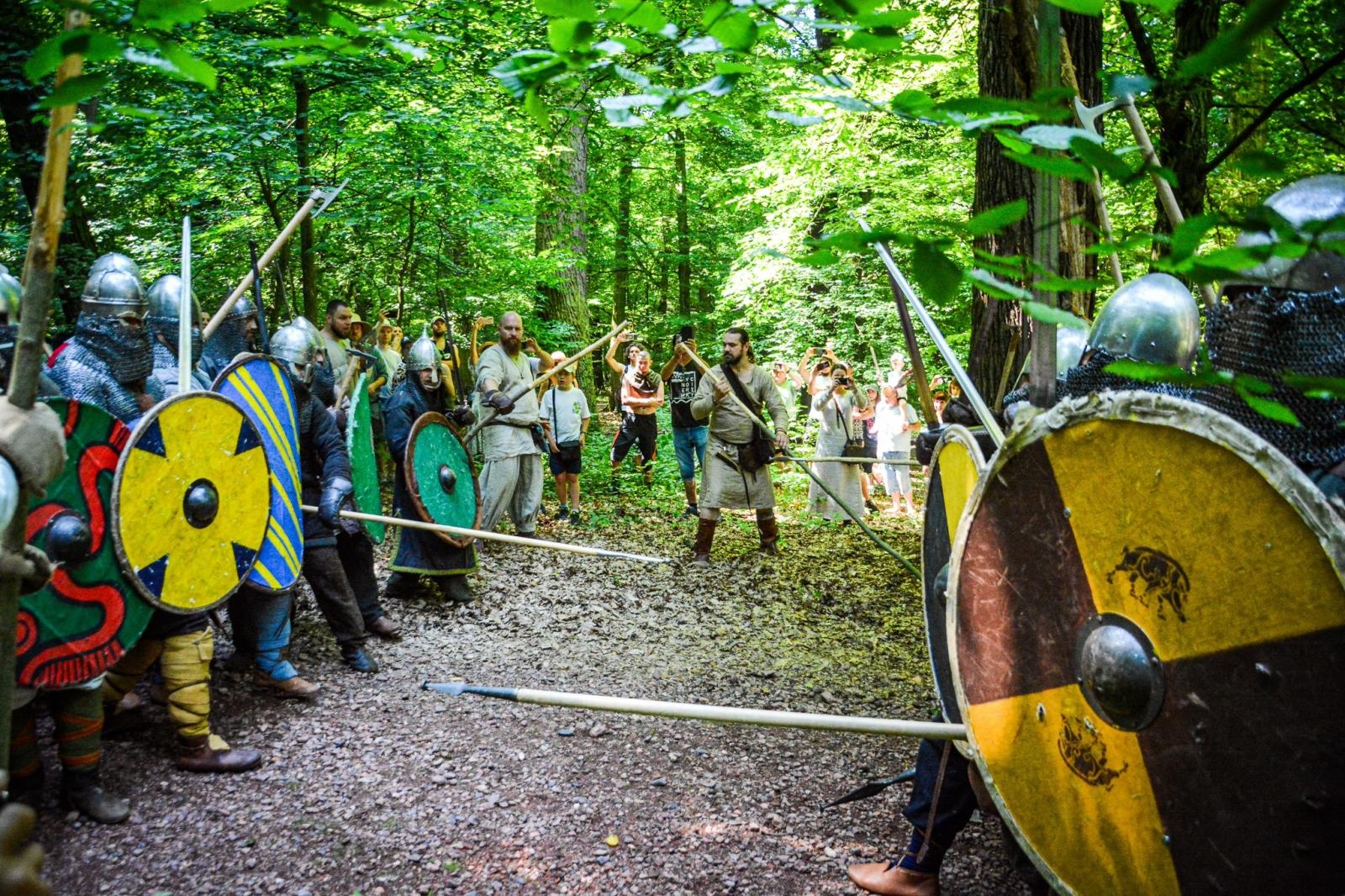 Zdjęcie w galerii na portalu naszraciborz.pl: Średniowiecze ożyło w Raciborzu! Wielka bitwa wojów i klimat dawnych wieków w Arboretum [FOTO i WIDEO] wiadomości z regionu