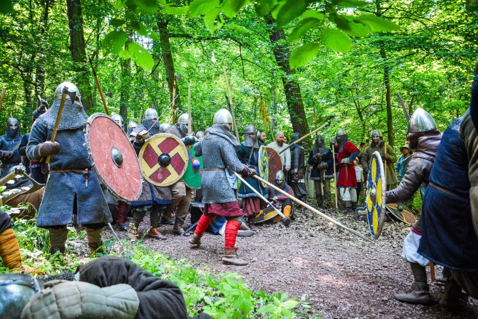 Zdjęcie w galerii na portalu naszraciborz.pl: Średniowiecze ożyło w Raciborzu! Wielka bitwa wojów i klimat dawnych wieków w Arboretum [FOTO i WIDEO] wiadomości z regionu