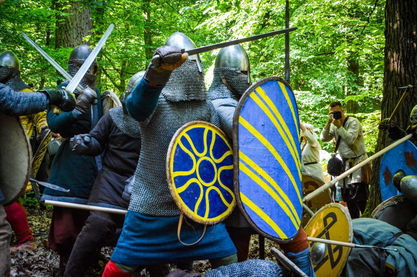 Zdjęcie w galerii na portalu naszraciborz.pl: Średniowiecze ożyło w Raciborzu! Wielka bitwa wojów i klimat dawnych wieków w Arboretum [FOTO i WIDEO] wiadomości z regionu