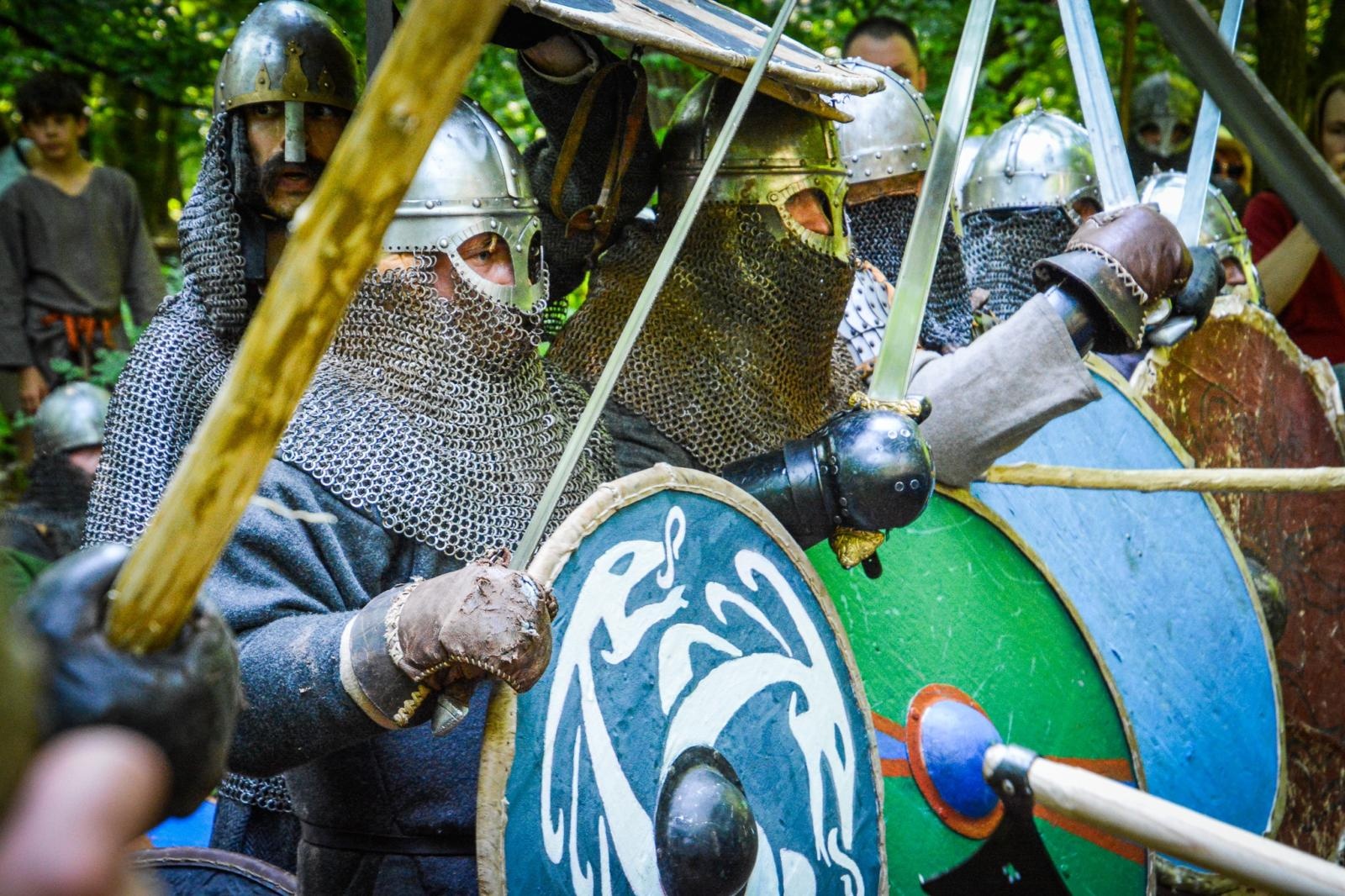 Zdjęcie w galerii na portalu naszraciborz.pl: Średniowiecze ożyło w Raciborzu! Wielka bitwa wojów i klimat dawnych wieków w Arboretum [FOTO i WIDEO] wiadomości z regionu
