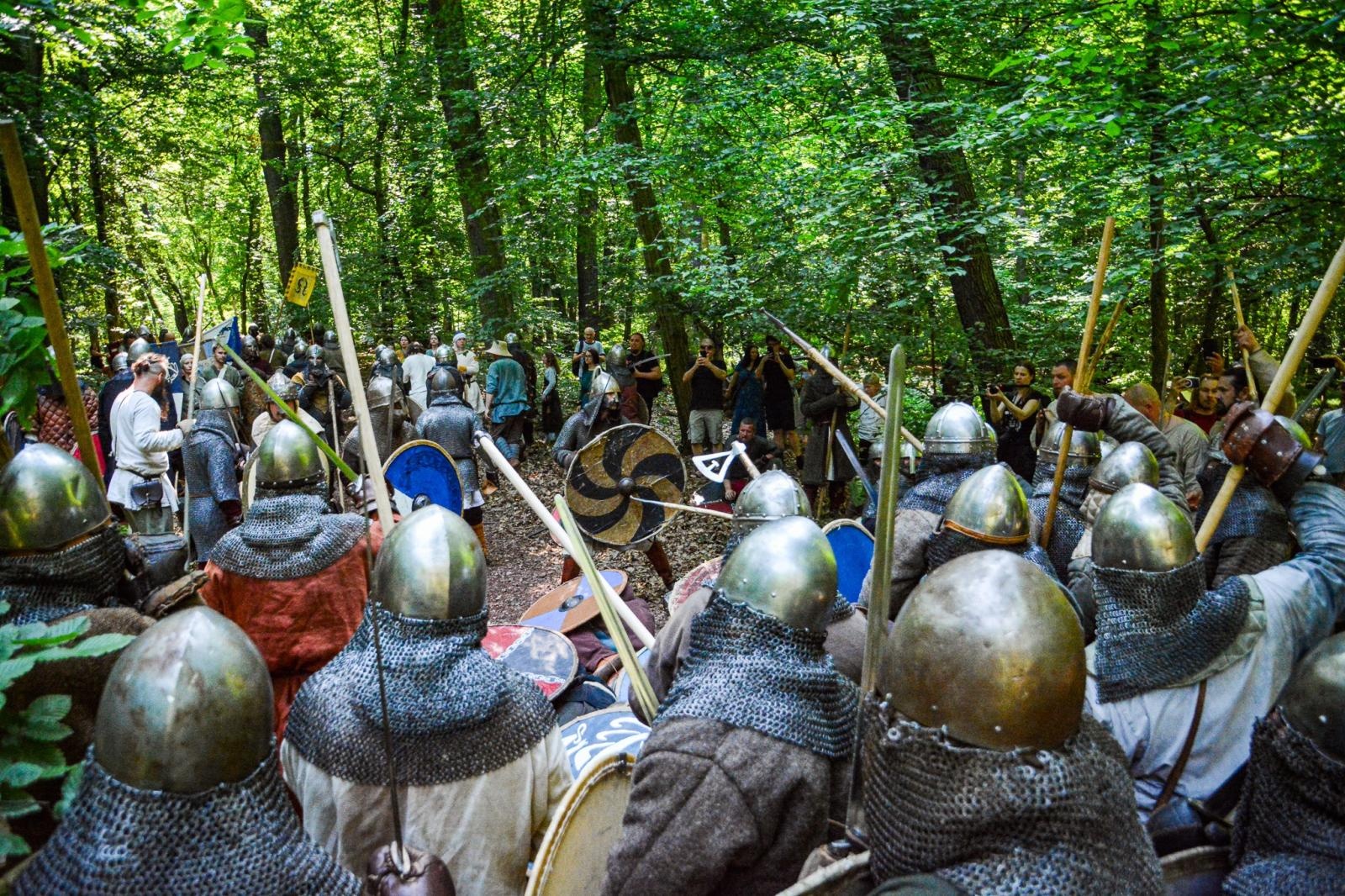 Zdjęcie w galerii na portalu naszraciborz.pl: Średniowiecze ożyło w Raciborzu! Wielka bitwa wojów i klimat dawnych wieków w Arboretum [FOTO i WIDEO] wiadomości z regionu