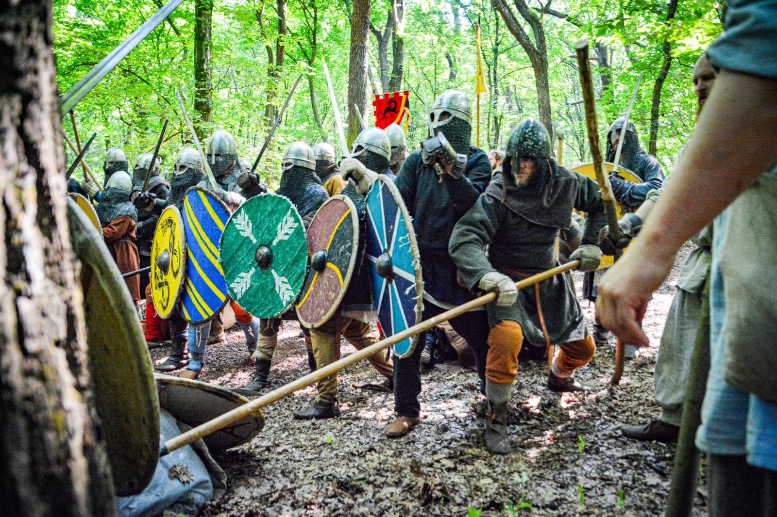 Zdjęcie w galerii na portalu naszraciborz.pl: Średniowiecze ożyło w Raciborzu! Wielka bitwa wojów i klimat dawnych wieków w Arboretum [FOTO i WIDEO] wiadomości z regionu