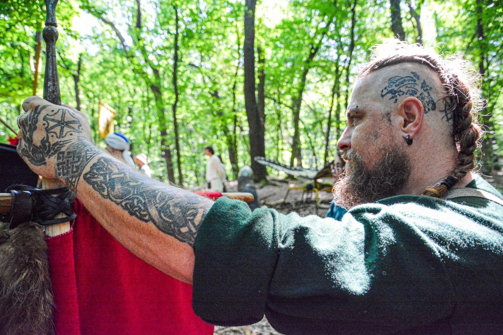 Zdjęcie w galerii na portalu naszraciborz.pl: Średniowiecze ożyło w Raciborzu! Wielka bitwa wojów i klimat dawnych wieków w Arboretum [FOTO i WIDEO] wiadomości z regionu