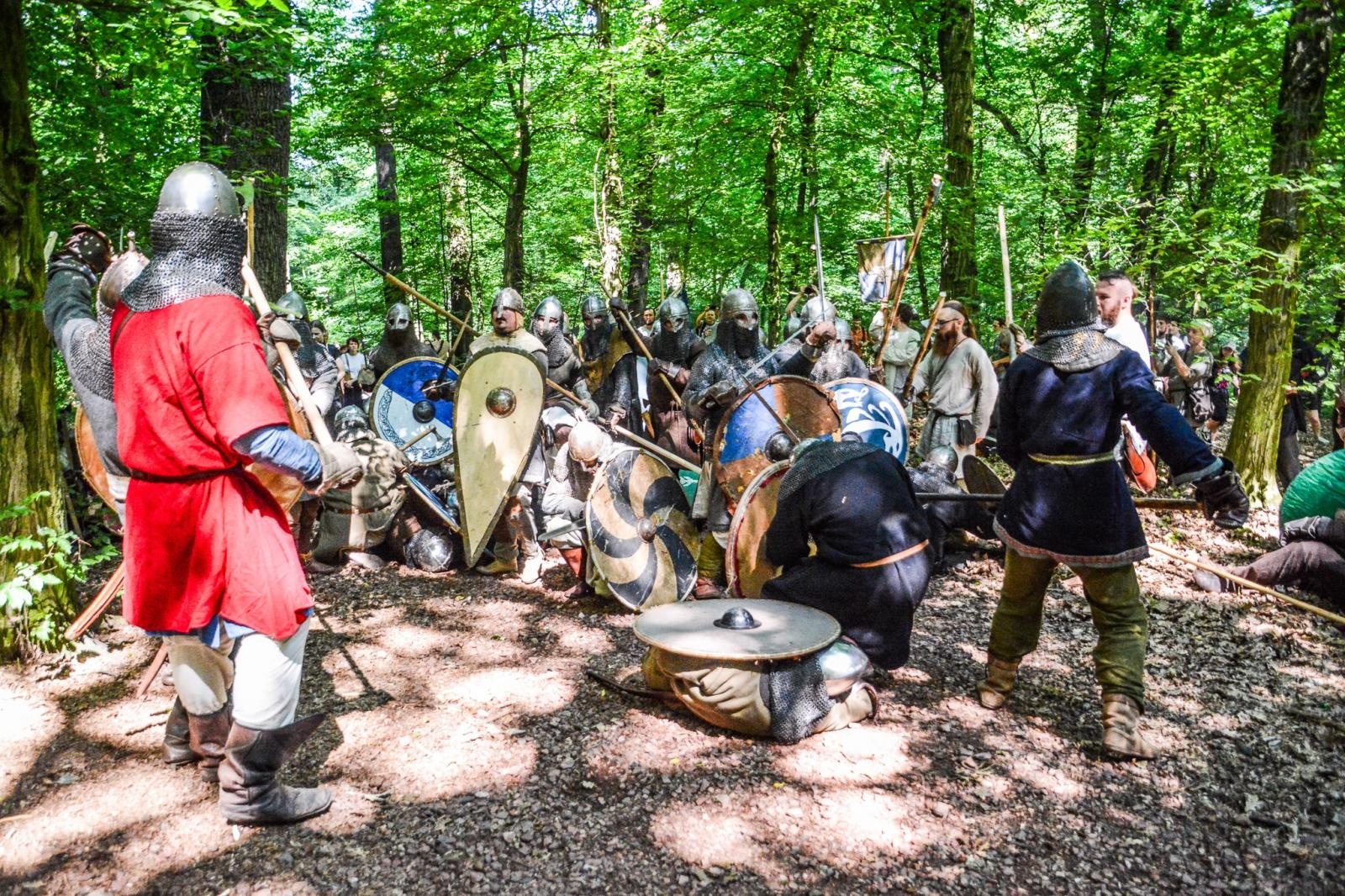 Zdjęcie w galerii na portalu naszraciborz.pl: Średniowiecze ożyło w Raciborzu! Wielka bitwa wojów i klimat dawnych wieków w Arboretum [FOTO i WIDEO] wiadomości z regionu