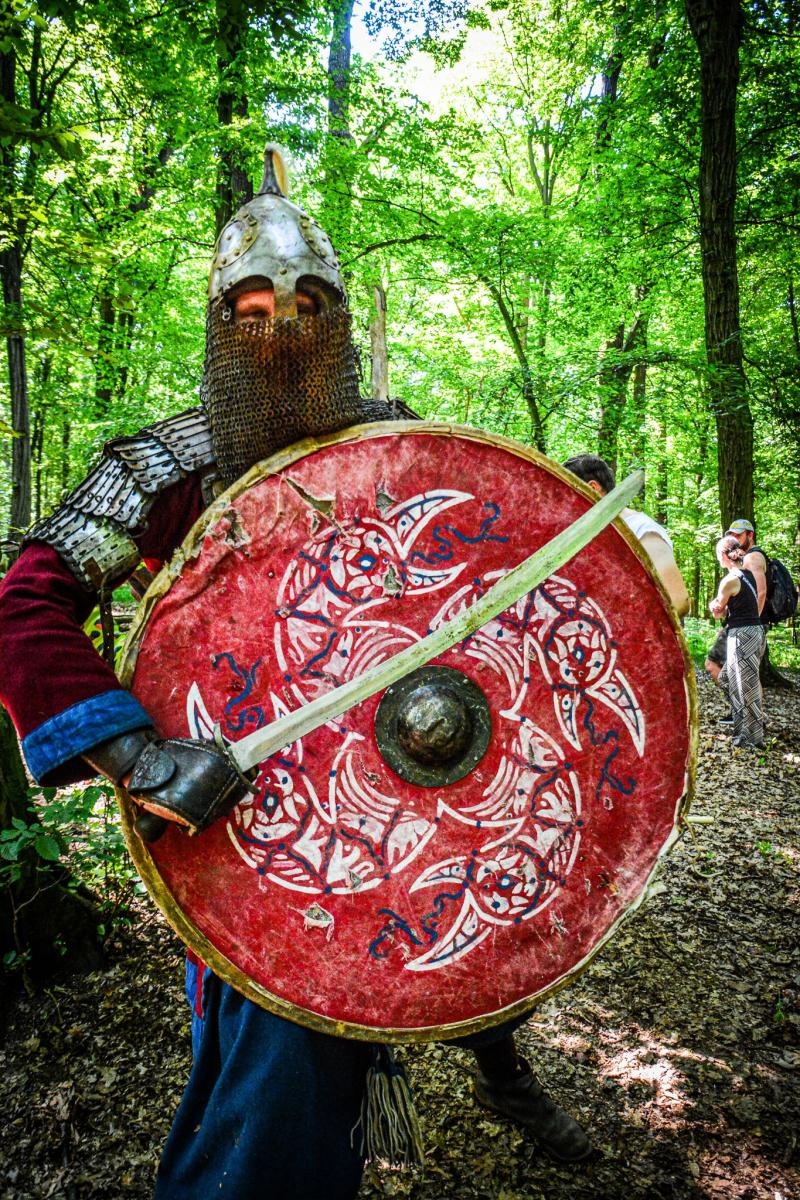 Zdjęcie w galerii na portalu naszraciborz.pl: Średniowiecze ożyło w Raciborzu! Wielka bitwa wojów i klimat dawnych wieków w Arboretum [FOTO i WIDEO] wiadomości z regionu