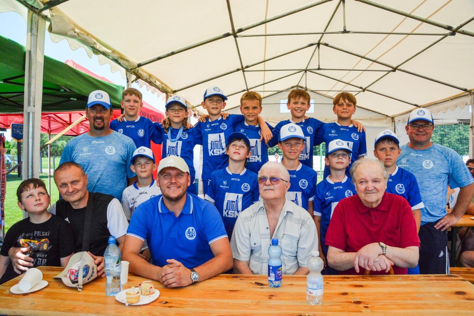 Zdjęcie w galerii na portalu naszraciborz.pl: Piłkarskie święto w Markowicach z udziałem legendy wiadomości z regionu