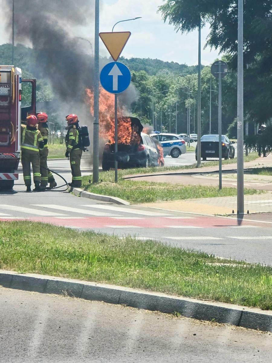 Zdjęcie w galerii na portalu naszraciborz.pl: Seria alarmów tlenku węgla i dwa pożary samochodów. Pracowita doba strażaków w powiecie raciborskim wiadomości z regionu