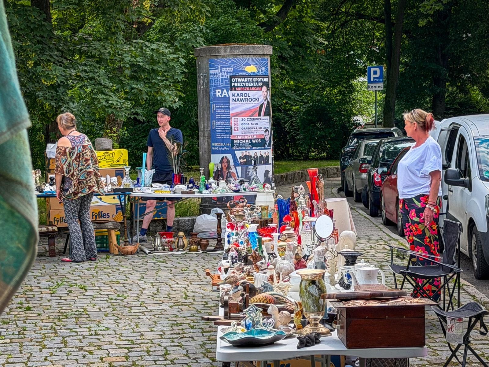 Zdjęcie w galerii na portalu naszraciborz.pl: Słoneczna pogoda przyciągnęła wystawców, ale nie kupujących. Targ staroci z mniejszym ruchem niż zwykle wiadomości z regionu