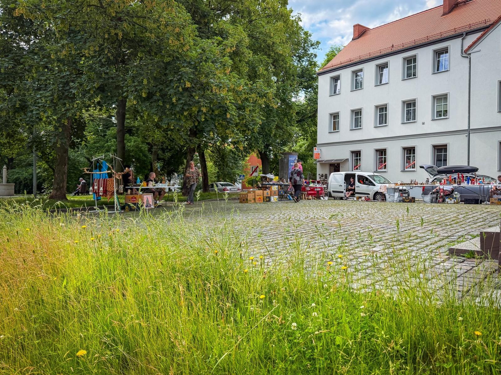 Zdjęcie w galerii na portalu naszraciborz.pl: Słoneczna pogoda przyciągnęła wystawców, ale nie kupujących. Targ staroci z mniejszym ruchem niż zwykle wiadomości z regionu