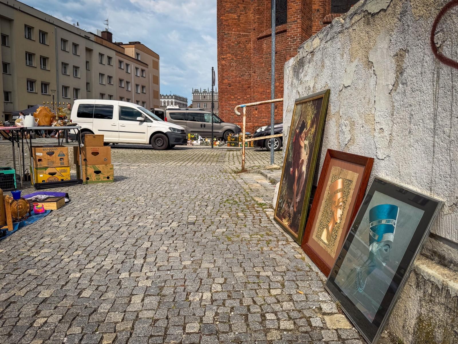 Zdjęcie w galerii na portalu naszraciborz.pl: Słoneczna pogoda przyciągnęła wystawców, ale nie kupujących. Targ staroci z mniejszym ruchem niż zwykle wiadomości z regionu