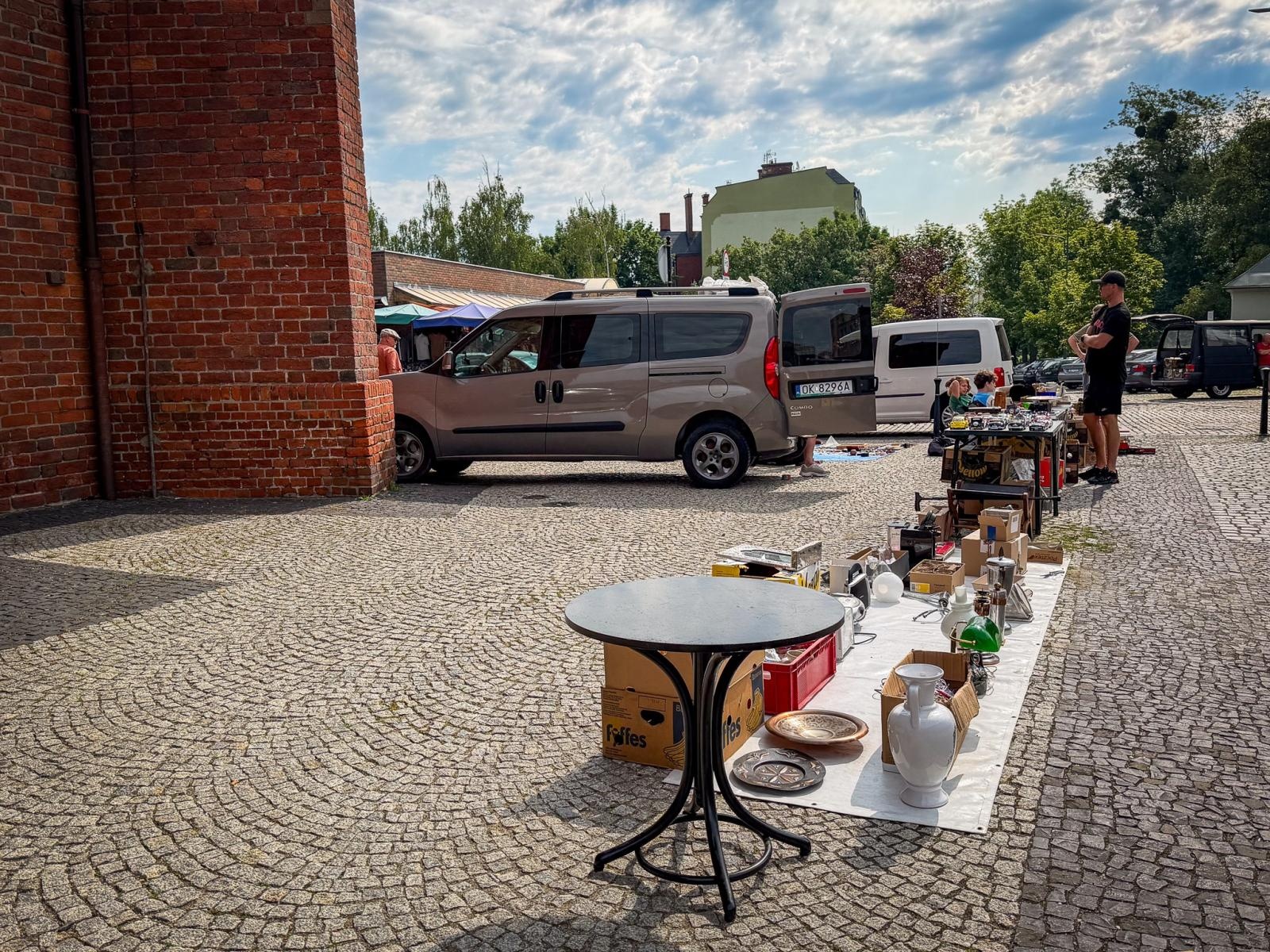 Zdjęcie w galerii na portalu naszraciborz.pl: Słoneczna pogoda przyciągnęła wystawców, ale nie kupujących. Targ staroci z mniejszym ruchem niż zwykle wiadomości z regionu