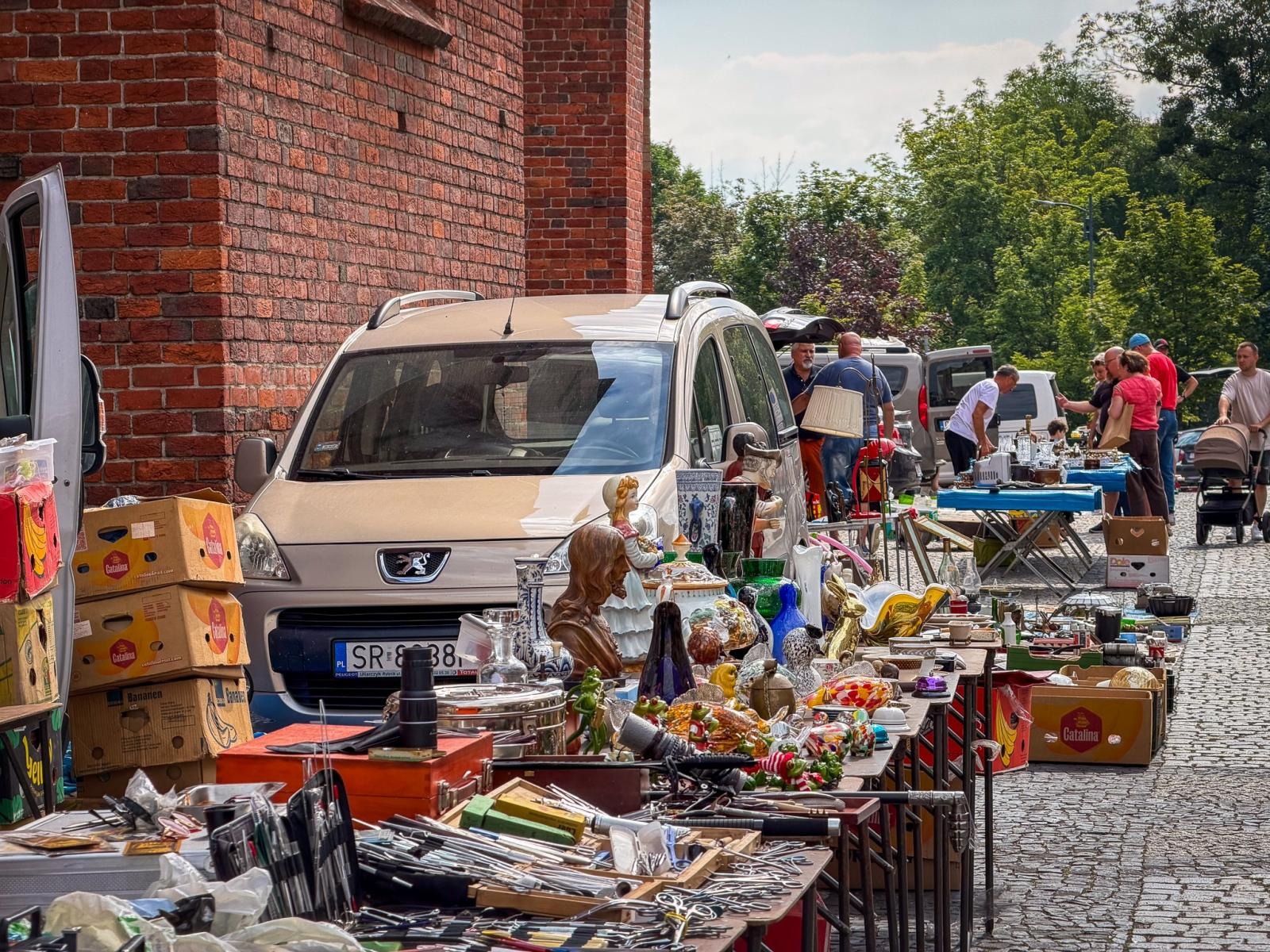 Zdjęcie w galerii na portalu naszraciborz.pl: Słoneczna pogoda przyciągnęła wystawców, ale nie kupujących. Targ staroci z mniejszym ruchem niż zwykle wiadomości z regionu