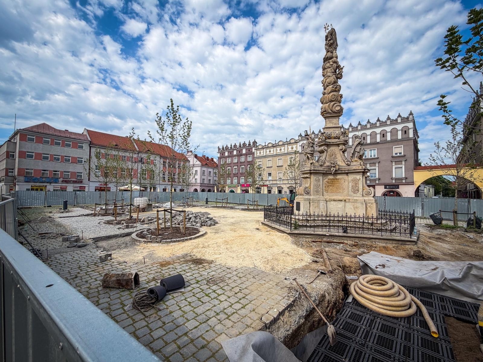 Zdjęcie w galerii na portalu naszraciborz.pl: Słoneczna pogoda przyciągnęła wystawców, ale nie kupujących. Targ staroci z mniejszym ruchem niż zwykle wiadomości z regionu