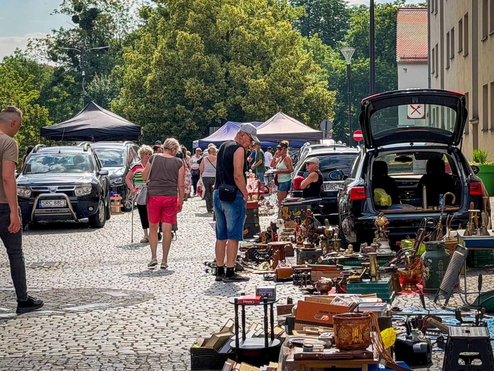 Zdjęcie w galerii na portalu naszraciborz.pl: Słoneczna pogoda przyciągnęła wystawców, ale nie kupujących. Targ staroci z mniejszym ruchem niż zwykle wiadomości z regionu