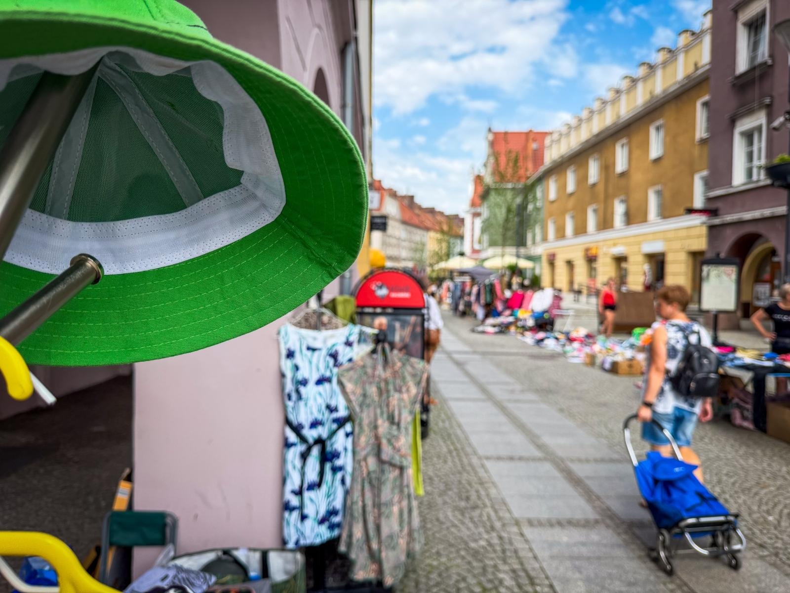 Zdjęcie w galerii na portalu naszraciborz.pl: Słoneczna pogoda przyciągnęła wystawców, ale nie kupujących. Targ staroci z mniejszym ruchem niż zwykle wiadomości z regionu