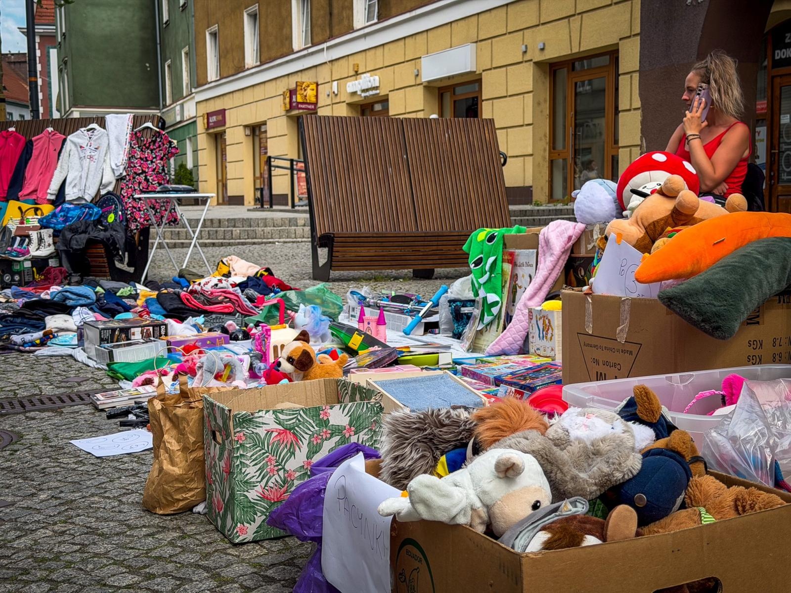 Zdjęcie w galerii na portalu naszraciborz.pl: Słoneczna pogoda przyciągnęła wystawców, ale nie kupujących. Targ staroci z mniejszym ruchem niż zwykle wiadomości z regionu