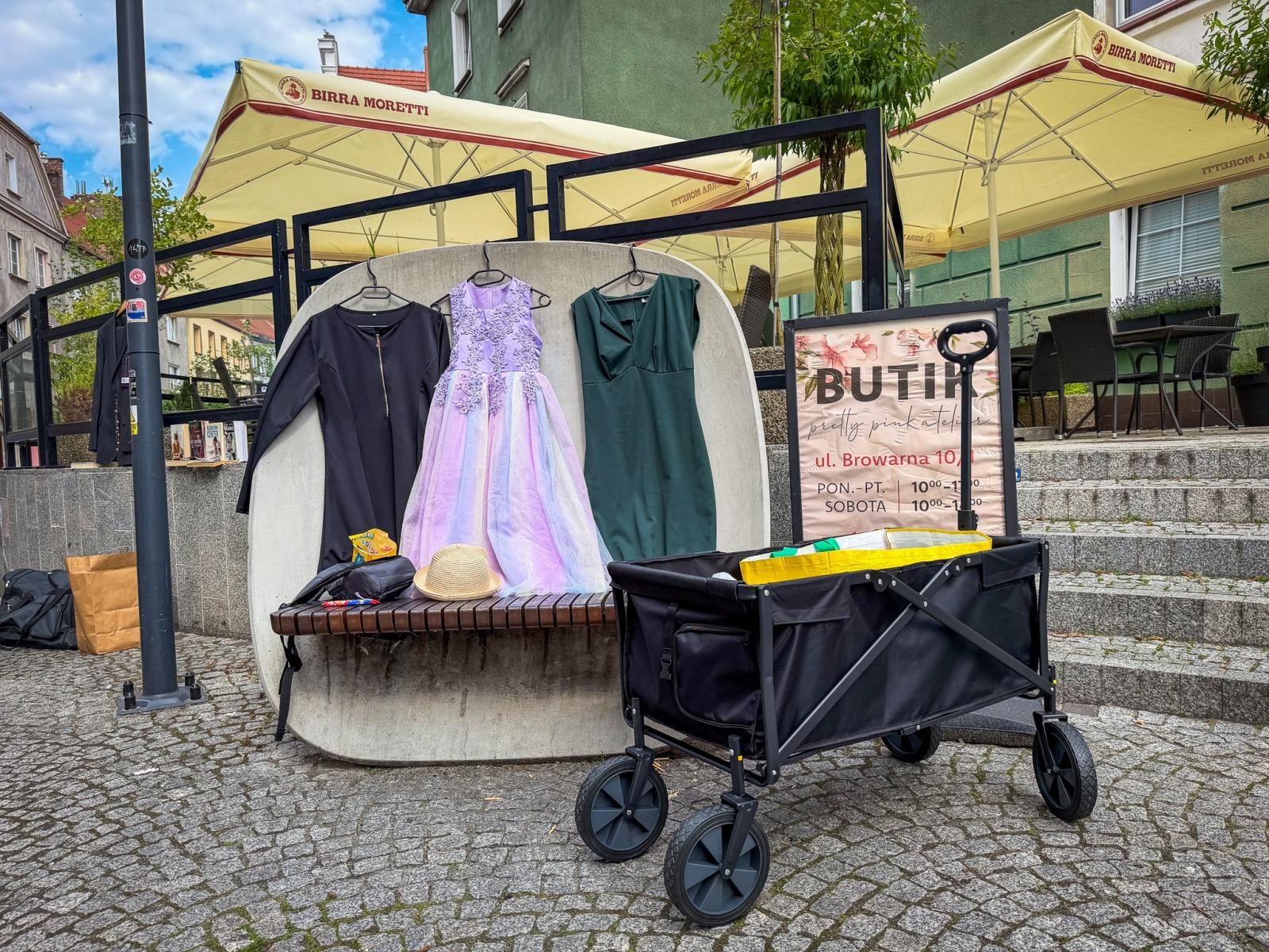Zdjęcie w galerii na portalu naszraciborz.pl: Słoneczna pogoda przyciągnęła wystawców, ale nie kupujących. Targ staroci z mniejszym ruchem niż zwykle wiadomości z regionu