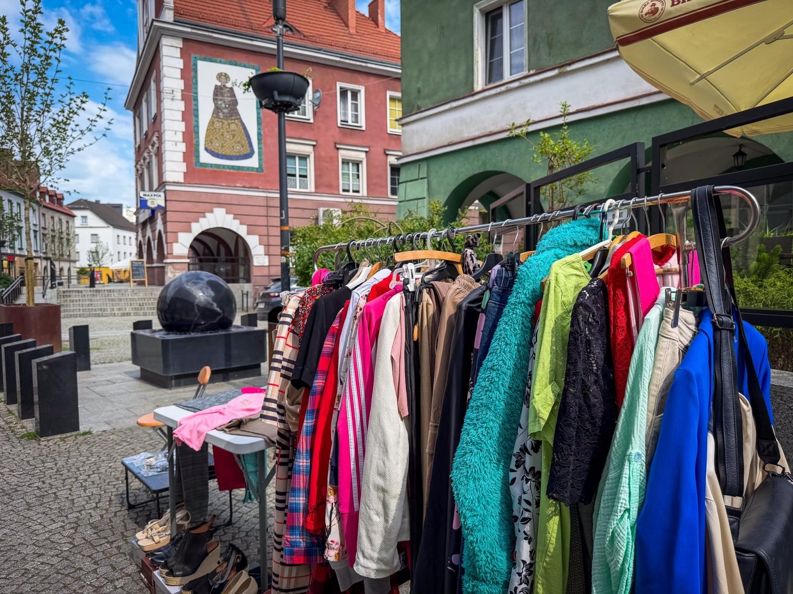 Zdjęcie w galerii na portalu naszraciborz.pl: Słoneczna pogoda przyciągnęła wystawców, ale nie kupujących. Targ staroci z mniejszym ruchem niż zwykle wiadomości z regionu