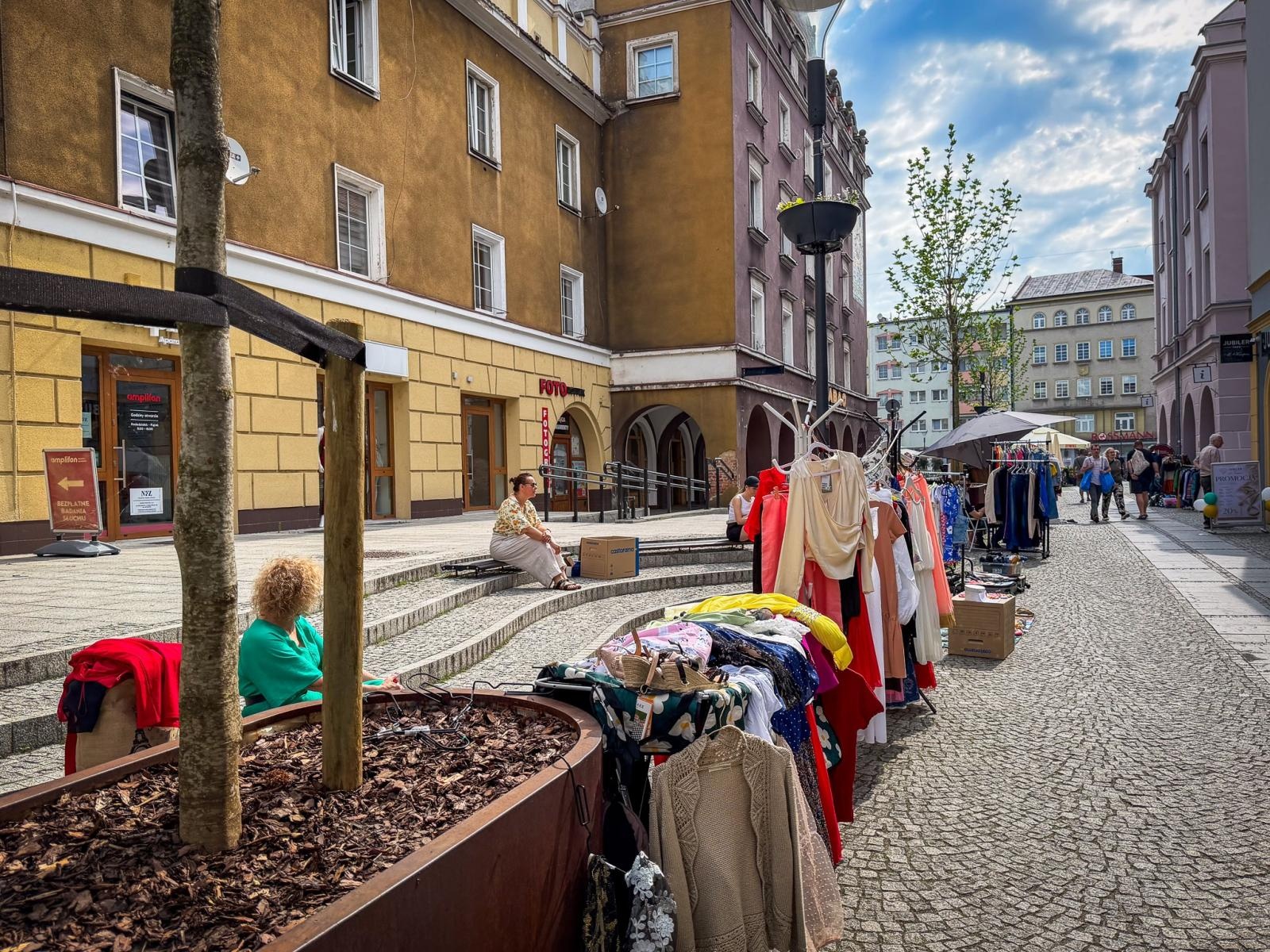 Zdjęcie w galerii na portalu naszraciborz.pl: Słoneczna pogoda przyciągnęła wystawców, ale nie kupujących. Targ staroci z mniejszym ruchem niż zwykle wiadomości z regionu