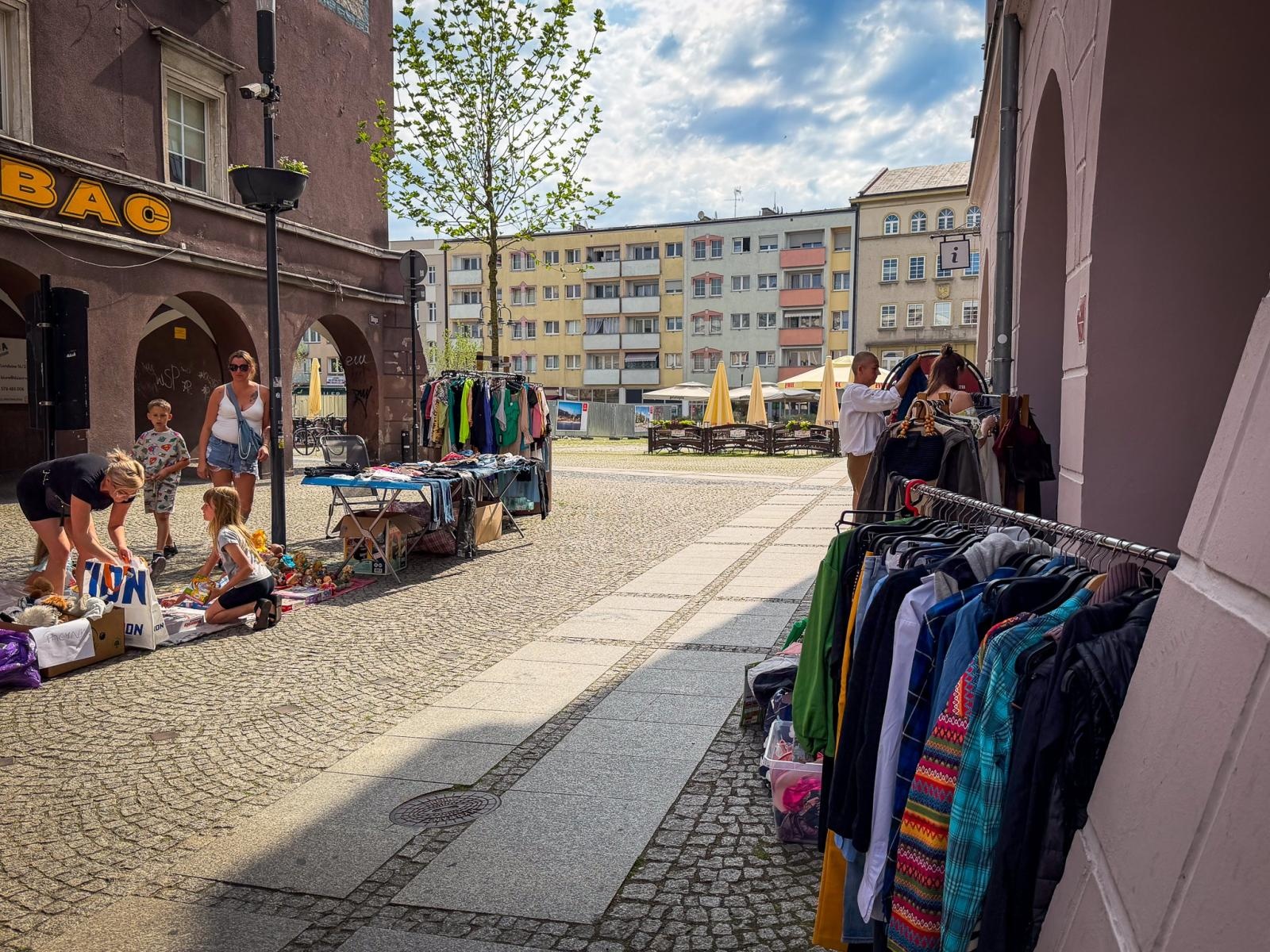 Zdjęcie w galerii na portalu naszraciborz.pl: Słoneczna pogoda przyciągnęła wystawców, ale nie kupujących. Targ staroci z mniejszym ruchem niż zwykle wiadomości z regionu