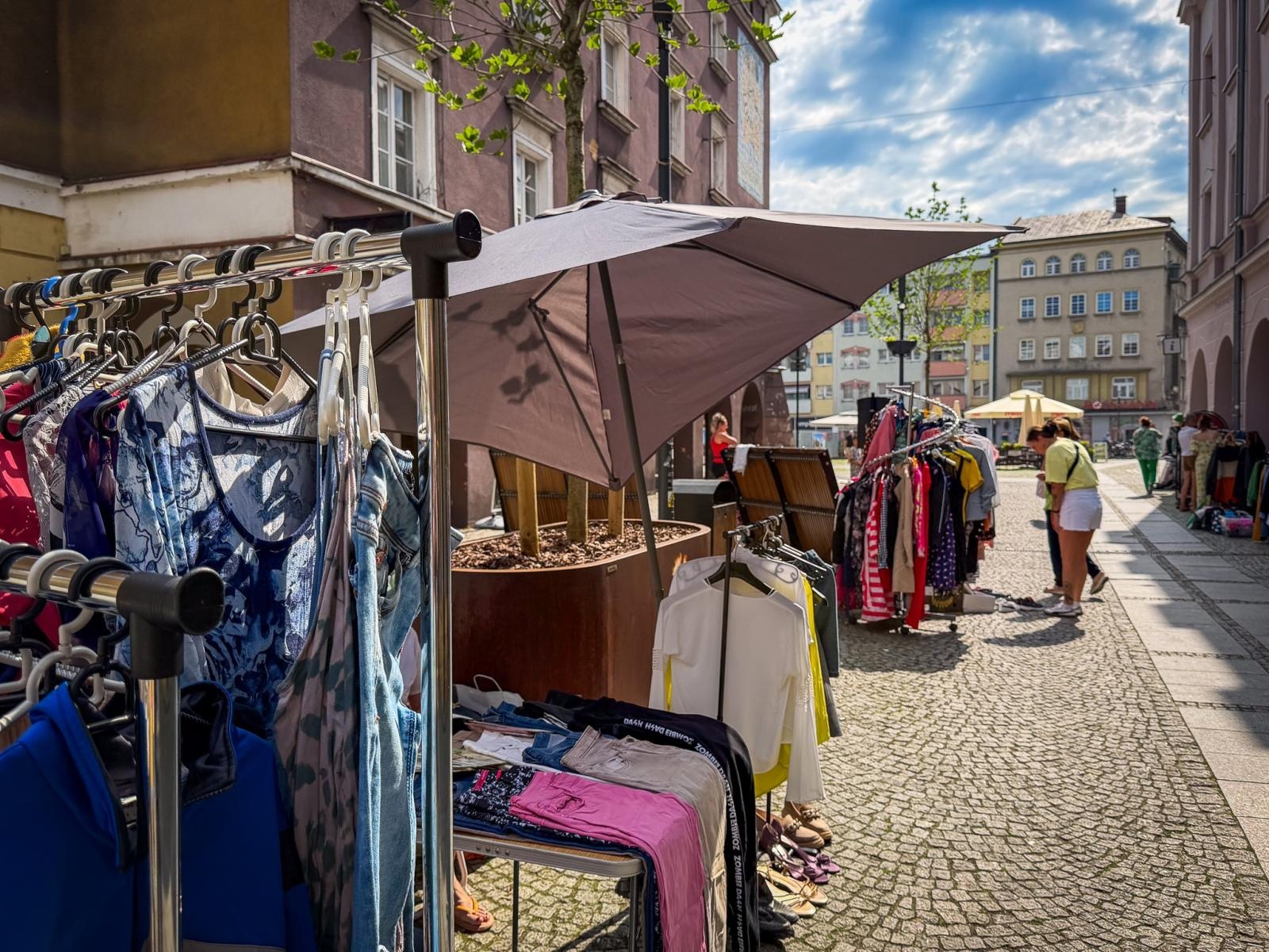 Zdjęcie w galerii na portalu naszraciborz.pl: Słoneczna pogoda przyciągnęła wystawców, ale nie kupujących. Targ staroci z mniejszym ruchem niż zwykle wiadomości z regionu