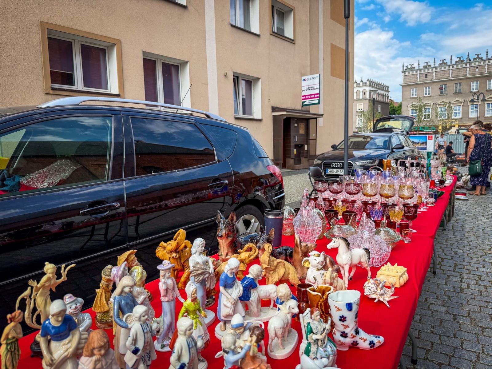 Zdjęcie w galerii na portalu naszraciborz.pl: Słoneczna pogoda przyciągnęła wystawców, ale nie kupujących. Targ staroci z mniejszym ruchem niż zwykle wiadomości z regionu