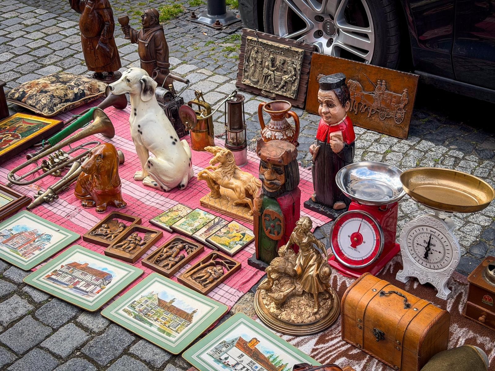 Zdjęcie w galerii na portalu naszraciborz.pl: Słoneczna pogoda przyciągnęła wystawców, ale nie kupujących. Targ staroci z mniejszym ruchem niż zwykle wiadomości z regionu
