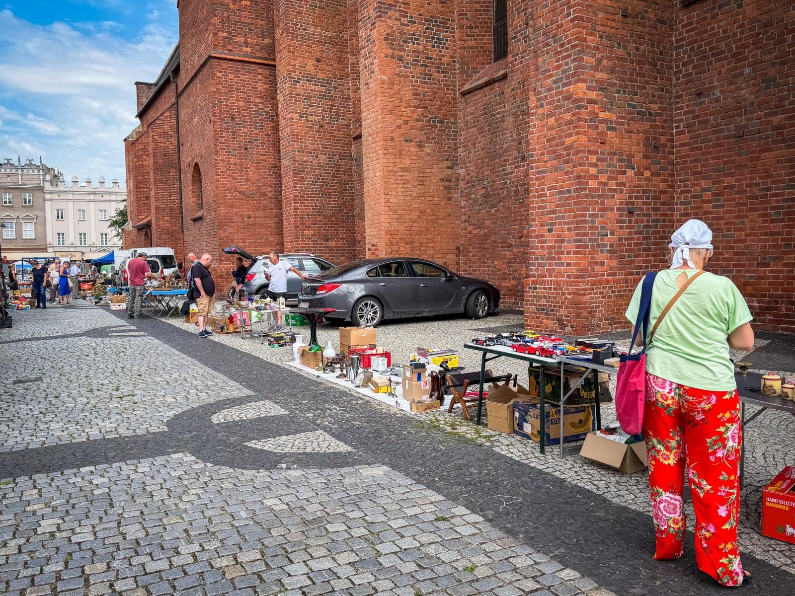 Zdjęcie w galerii na portalu naszraciborz.pl: Słoneczna pogoda przyciągnęła wystawców, ale nie kupujących. Targ staroci z mniejszym ruchem niż zwykle wiadomości z regionu