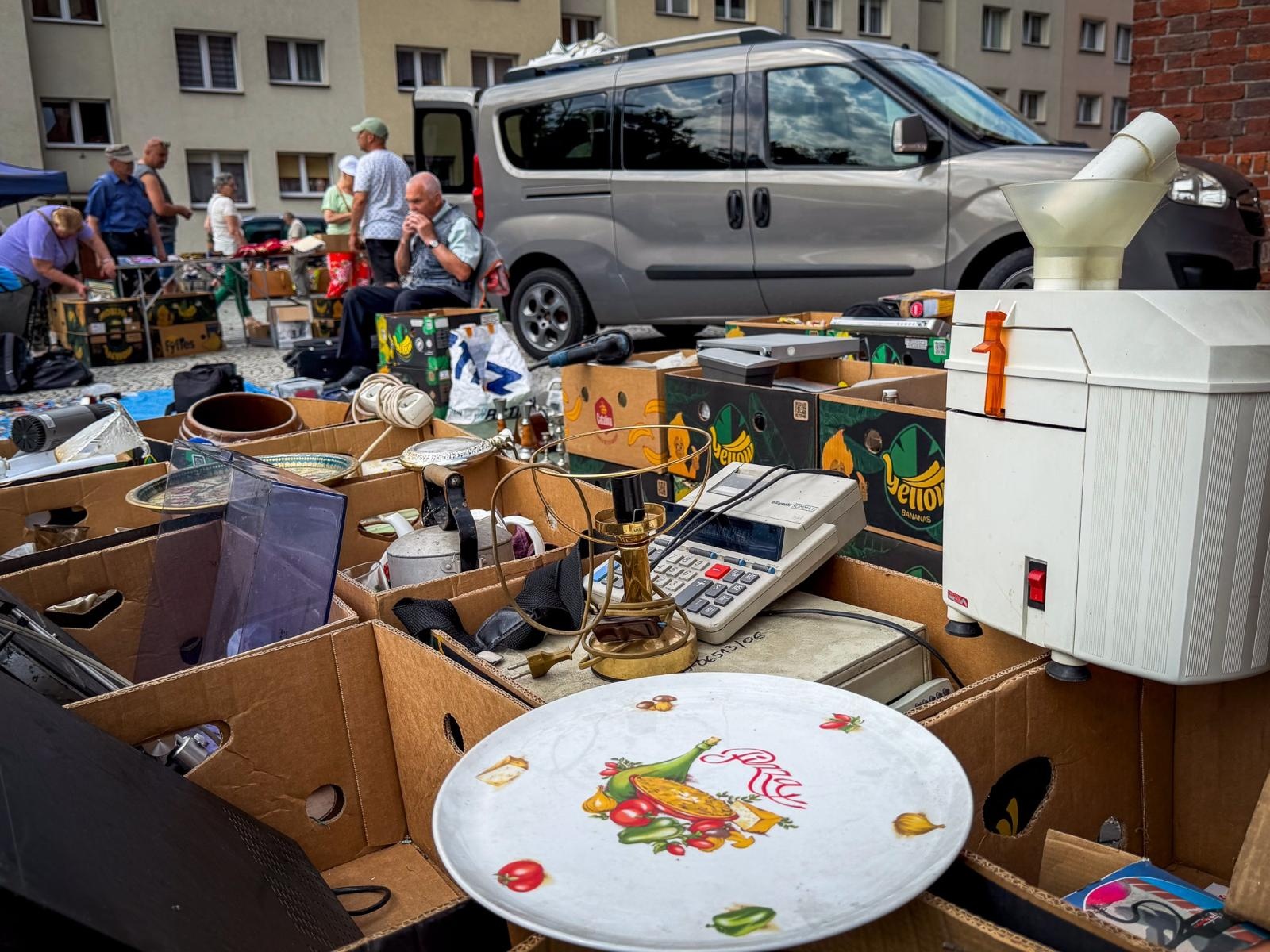 Zdjęcie w galerii na portalu naszraciborz.pl: Słoneczna pogoda przyciągnęła wystawców, ale nie kupujących. Targ staroci z mniejszym ruchem niż zwykle wiadomości z regionu