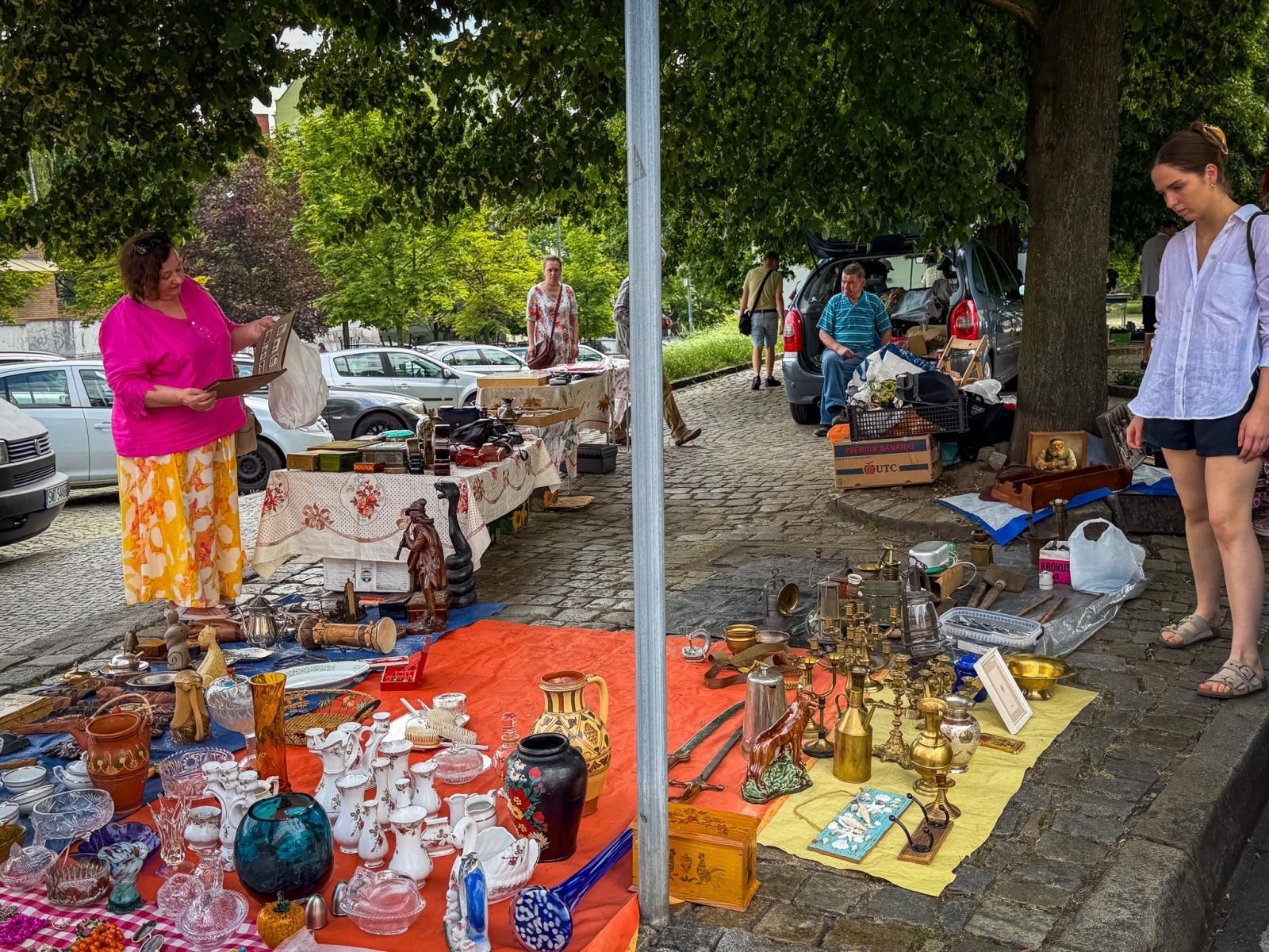 Zdjęcie w galerii na portalu naszraciborz.pl: Słoneczna pogoda przyciągnęła wystawców, ale nie kupujących. Targ staroci z mniejszym ruchem niż zwykle wiadomości z regionu