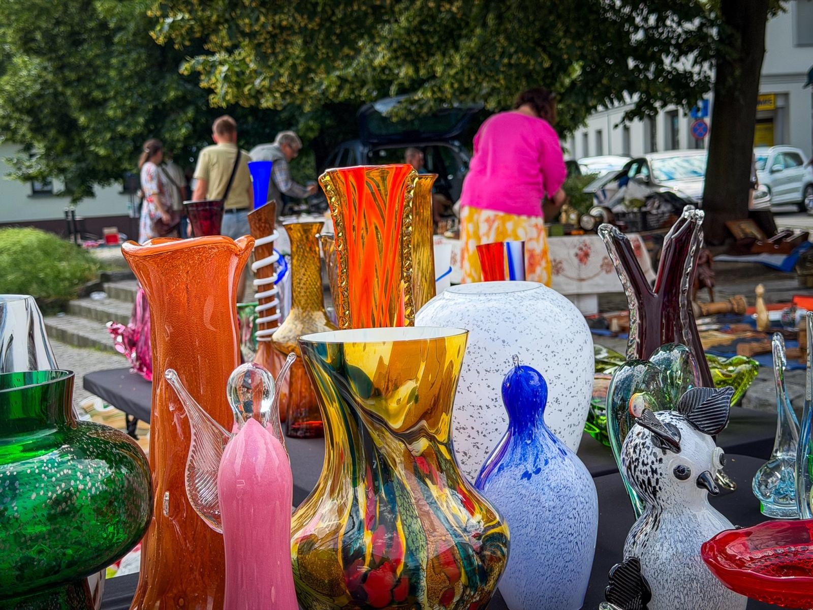 Zdjęcie w galerii na portalu naszraciborz.pl: Słoneczna pogoda przyciągnęła wystawców, ale nie kupujących. Targ staroci z mniejszym ruchem niż zwykle wiadomości z regionu