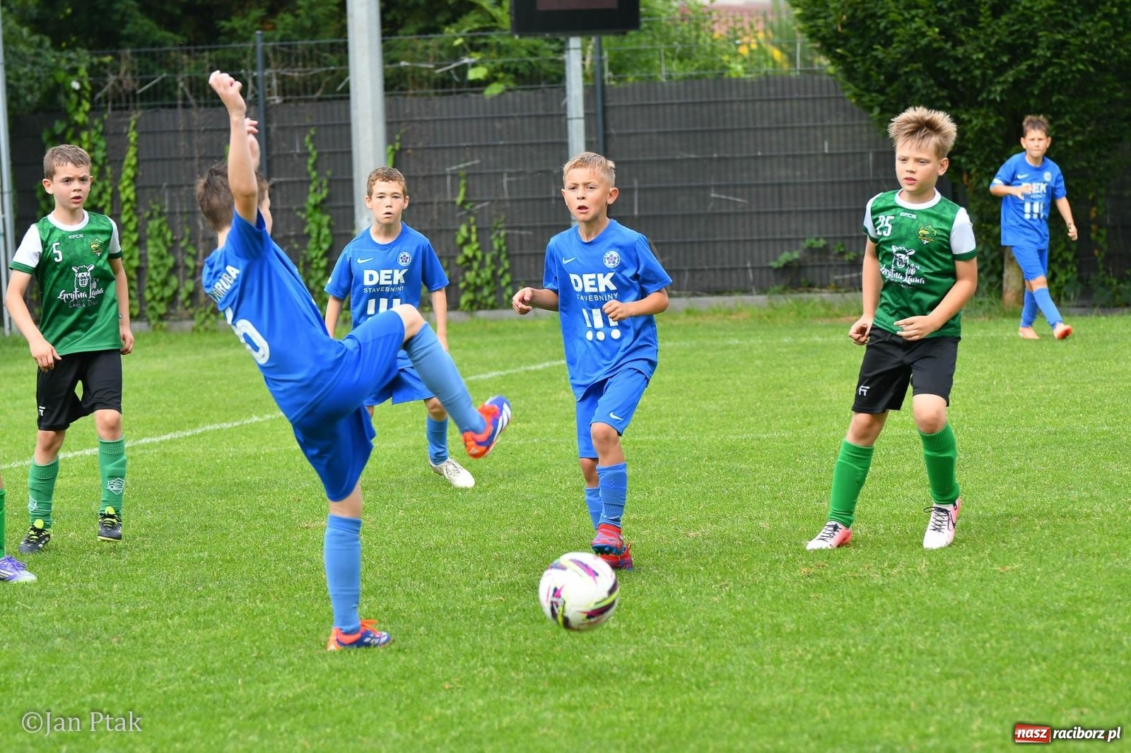 Zdjęcie w galerii na portalu naszraciborz.pl: Młody Widzew bezkonkurencyjny w Raciborzu. Zwyciężył w międzynarodowym V4Cup [FOTO] wiadomości z regionu