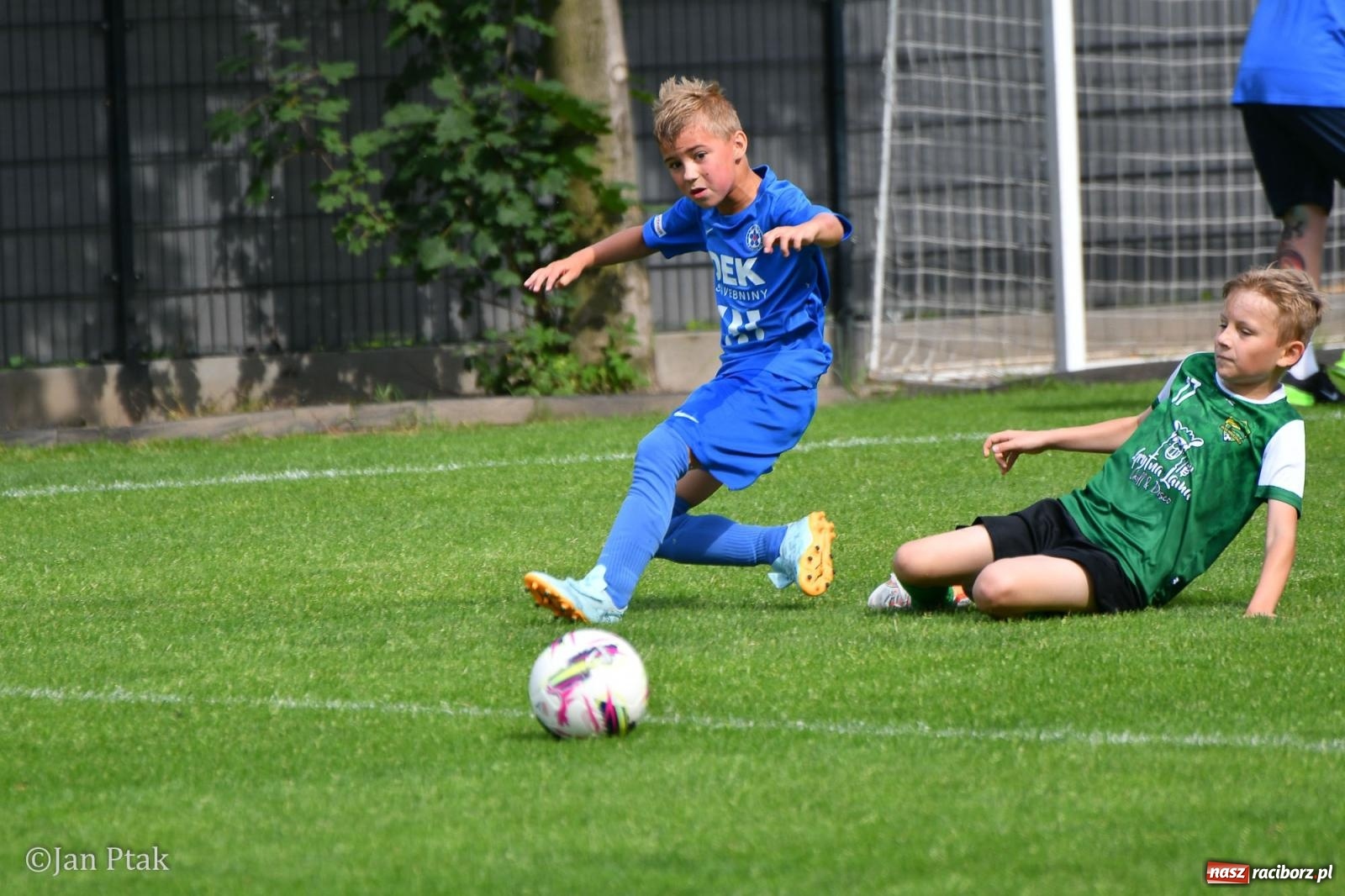 Zdjęcie w galerii na portalu naszraciborz.pl: Młody Widzew bezkonkurencyjny w Raciborzu. Zwyciężył w międzynarodowym V4Cup [FOTO] wiadomości z regionu