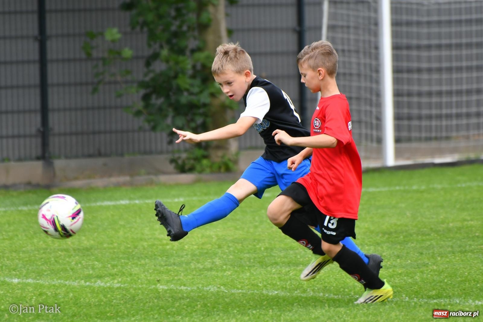 Zdjęcie w galerii na portalu naszraciborz.pl: Młody Widzew bezkonkurencyjny w Raciborzu. Zwyciężył w międzynarodowym V4Cup [FOTO] wiadomości z regionu