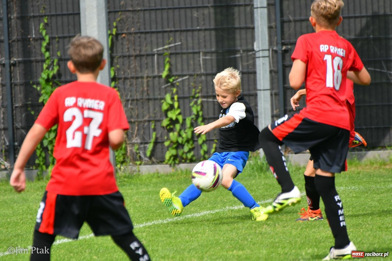 Zdjęcie w galerii na portalu naszraciborz.pl: Młody Widzew bezkonkurencyjny w Raciborzu. Zwyciężył w międzynarodowym V4Cup [FOTO] wiadomości z regionu