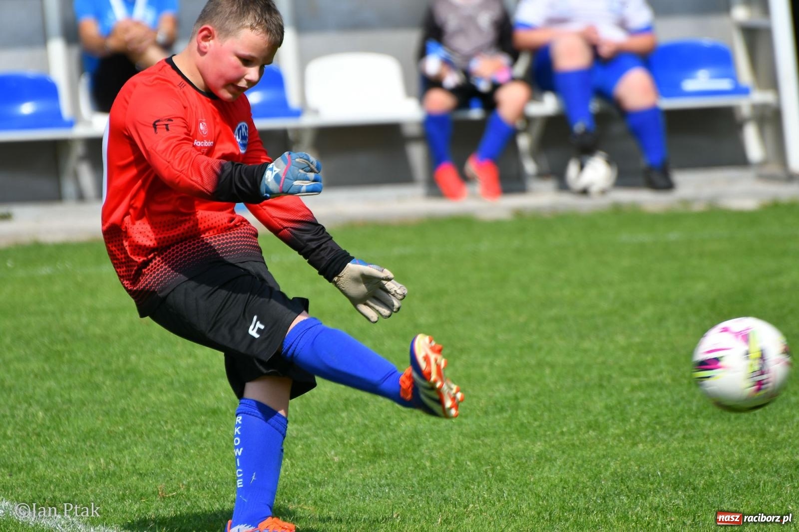 Zdjęcie w galerii na portalu naszraciborz.pl: Młody Widzew bezkonkurencyjny w Raciborzu. Zwyciężył w międzynarodowym V4Cup [FOTO] wiadomości z regionu